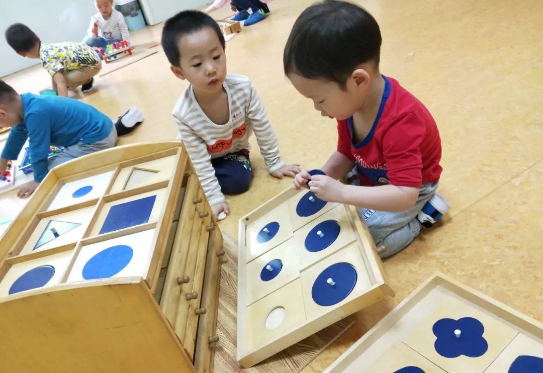 ▲教室里每项工作都只有一份，如果别的小朋友正在做，就要等对方做完自己才可以做.jpg