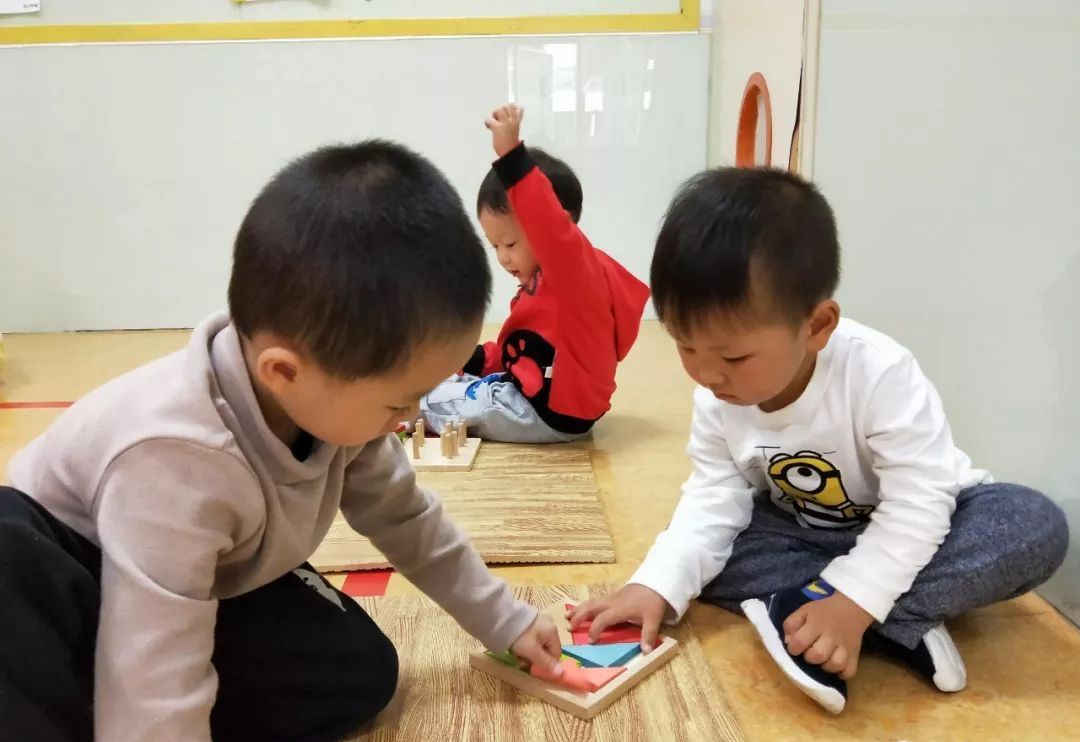 ▲有的工作可以由多位小朋友一起合作完成.jpg