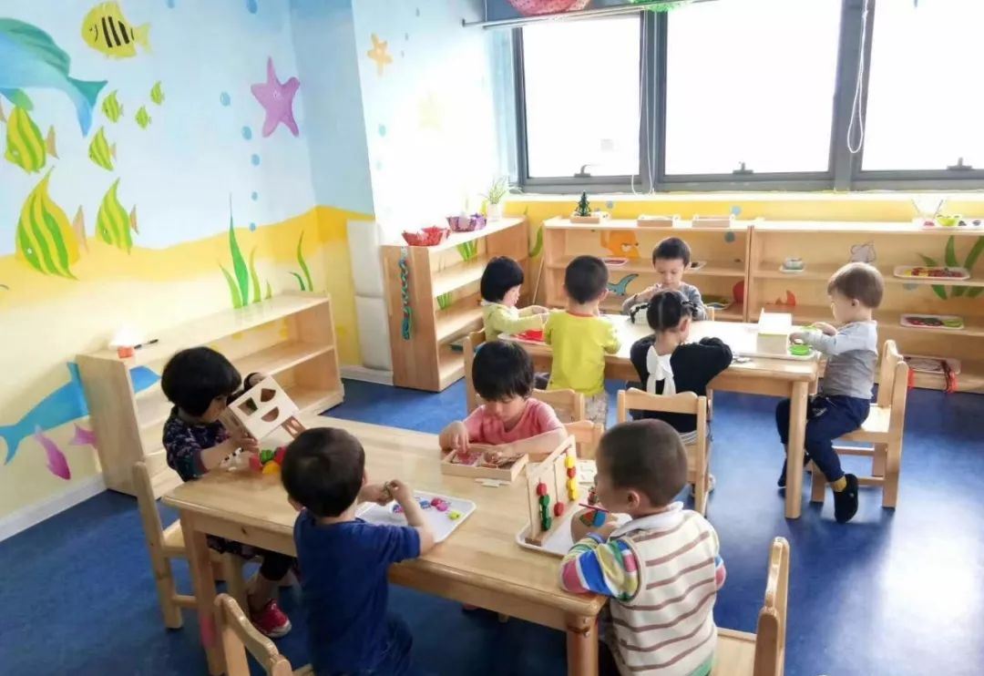 ▲在混龄环境中，孩子总是相互帮助的，年龄小的孩子也会请哥哥姐姐来示范工作.jpg